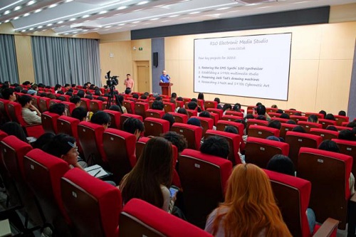 说明: 主持人_副本