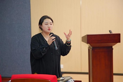 说明: 主持人_副本